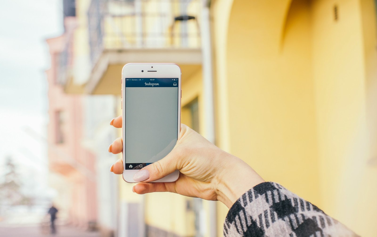 person holding gold iPhone 6